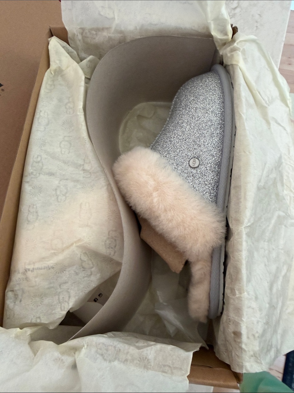 New in Box: Size 6 UGG Women's Silver Glitter SlippersShearling - Scuffette